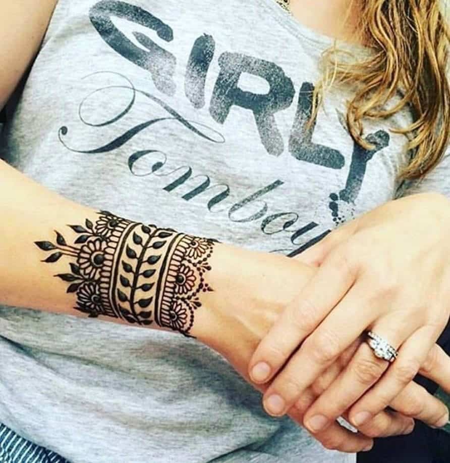 ↓ 49 – Henna Wrist Tattoos