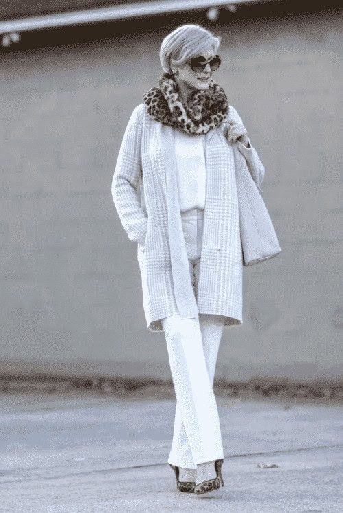 ↓ 5 – Monochromatic Outfit Ideas for Women Over 50