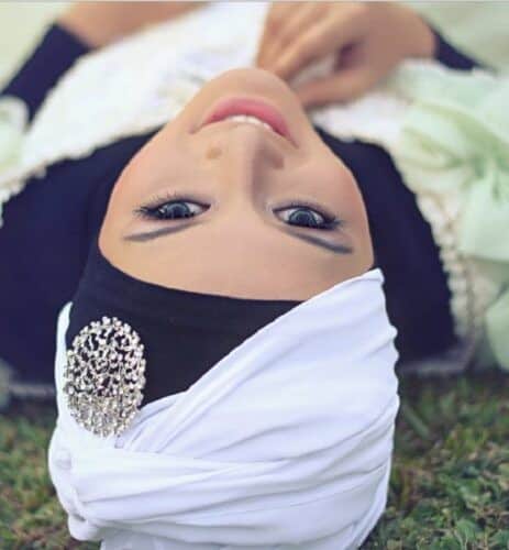 ↓ 17 – Hijab With Fancy Brooch