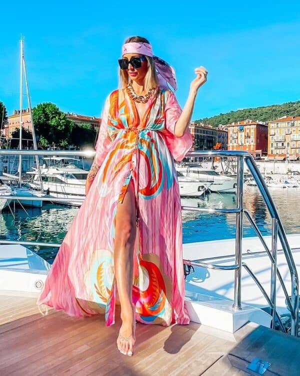 ↓ 18 – Accessories to Wear to a Boat Party!