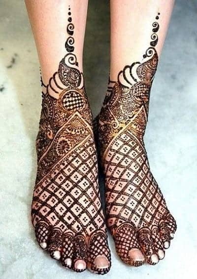 ↓ 35 – Indian Henna Design for Feet