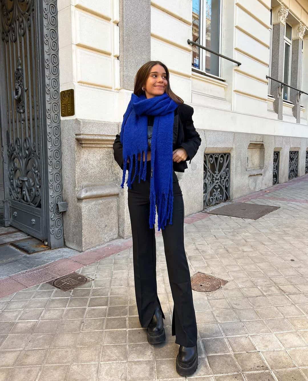 25 – When in Doubt, Style Your Scarf With an All-Black Outfit