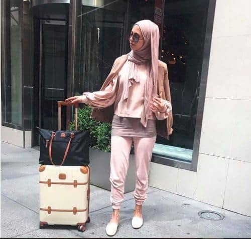 ↓ 05 – Airport Jacket Hijab Outfits