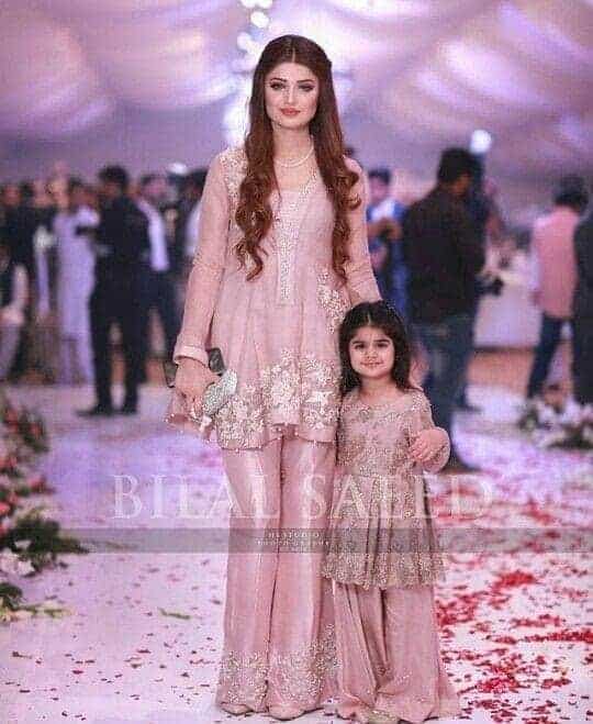 ↓ 21 – Fancy Outfits For Mommy And Daughter