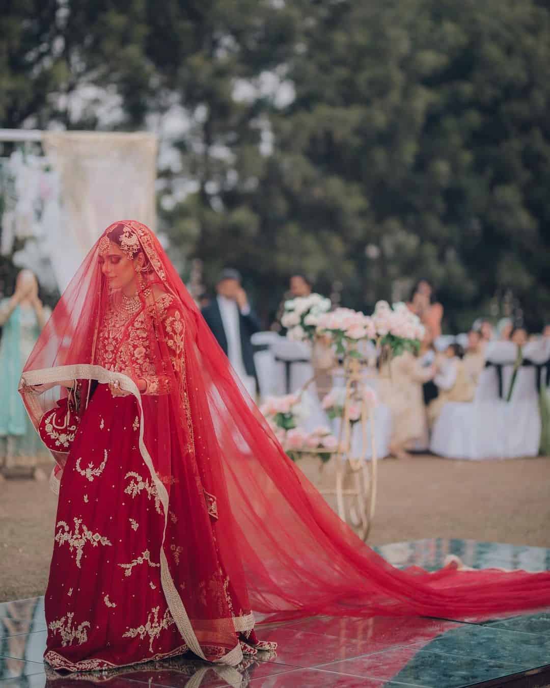 02 – Get a Long Veil Made Out of Your Dupatta to Add a Flair of Drama!