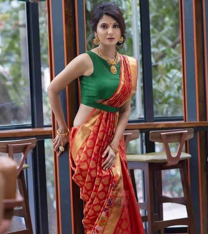 ↓ 25 – Traditional Sarees With Belts