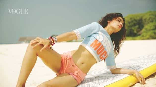 ↓ 1 – Alia Bhatt In A Casual Attire On Beach