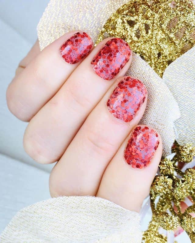 ↓ 27 – Sequined Manicure Ideas for Short Nails