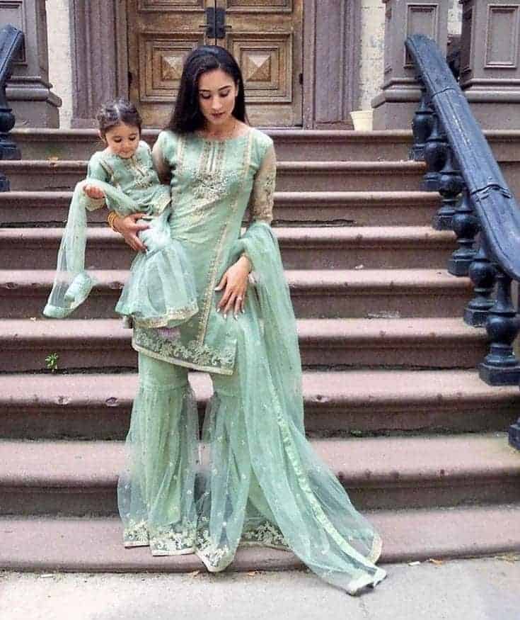 ↓ 21 – Fancy Outfits For Mommy And Daughter