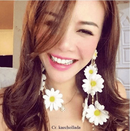 ↓ 14 – Floral Earrings To Highlight Colored Long Hair