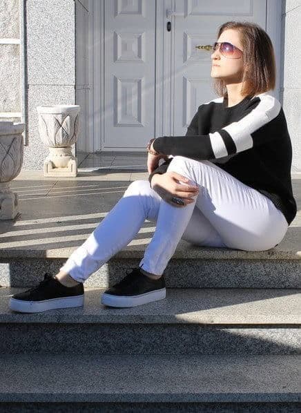 ↓ 30 – Black and White Sporty Look