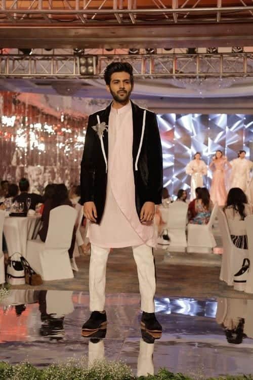 ↓ 09 – Kartik Aryan’s Kurta Pajama With Jacket