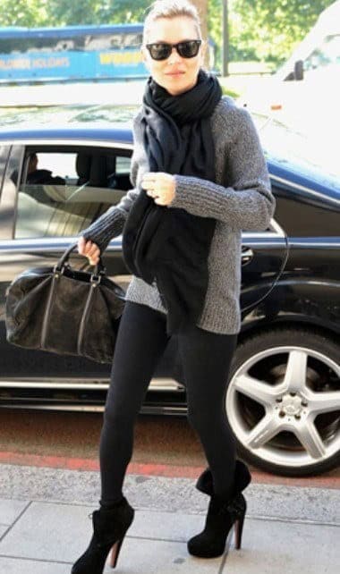 ↓ 9 – Celebrity Style Black Leggings’ Outfit: