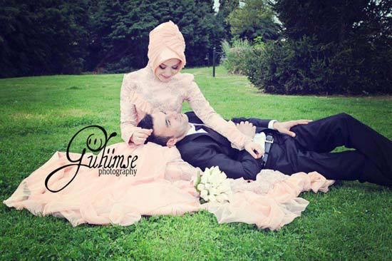 ↓ 21 – Muslim Couple Sharing Lap Moments In Park