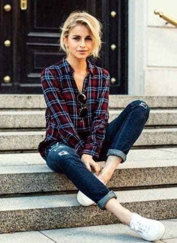 ↓12. PLAID SHIRT WITH JEANS