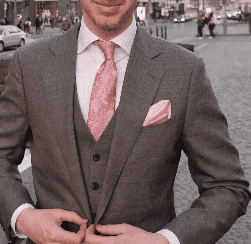 ↓ 5 – Pocket square