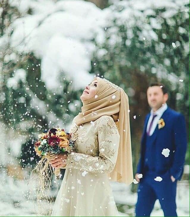 ↓ 164 – Posing In Snow On Wedding Day