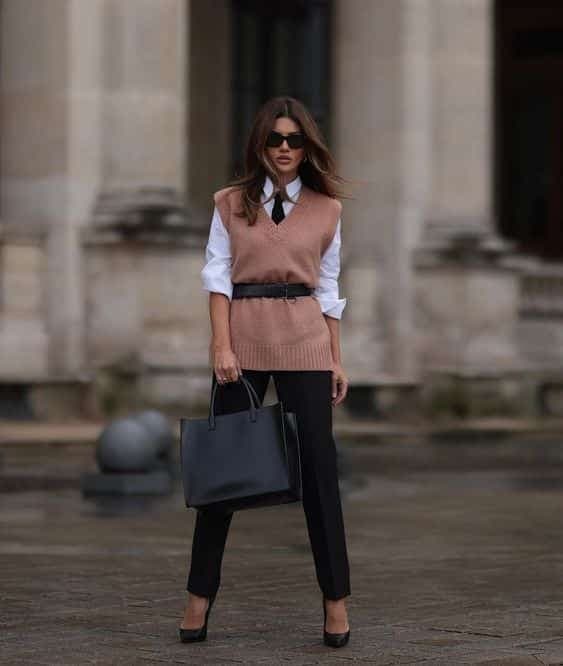 ↓ 25 –  Trendy Work Outfit with a Black Tote Bag