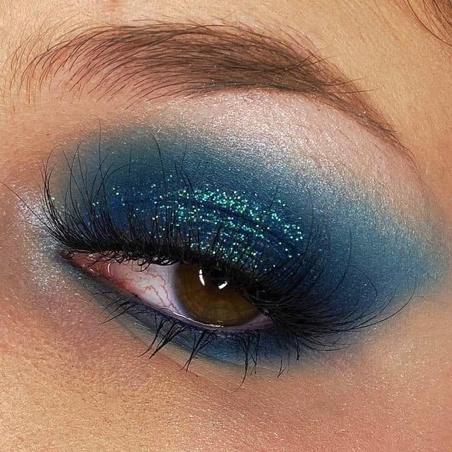 19 – Shiny Smokey Eye in Cobalt Blue