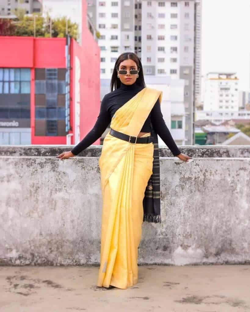 ↓ 17 – Plain Saree For A Casual Look