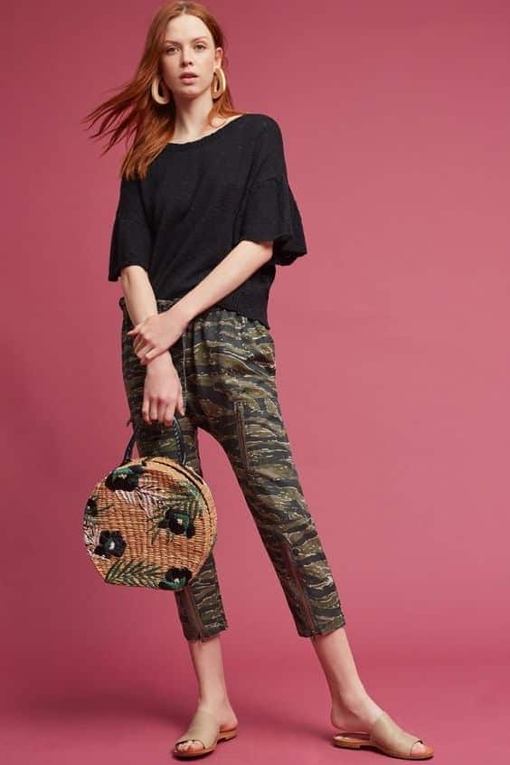 ↓ 5 – Accessories for Camo Pants Outfits