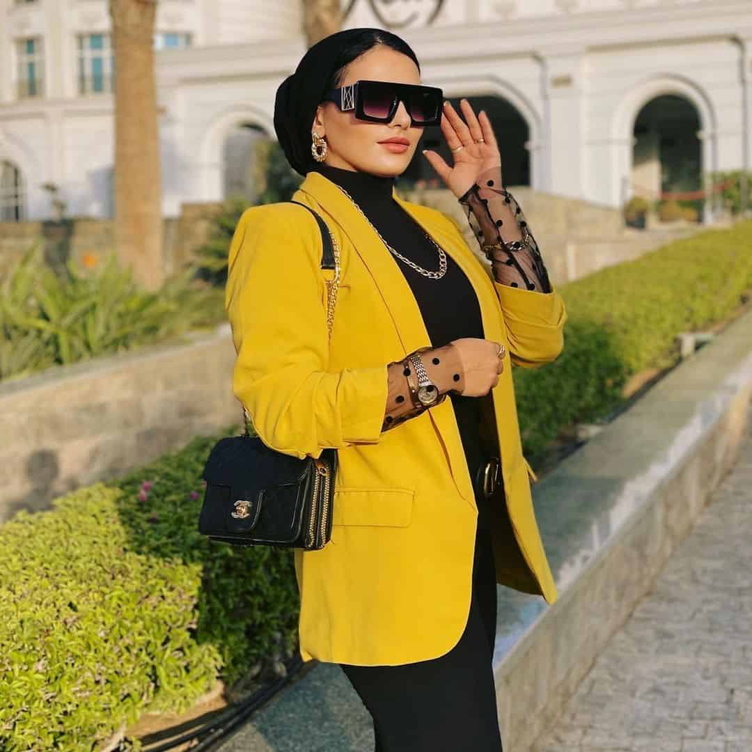 Tips on How to Wear Black & Yellow Together