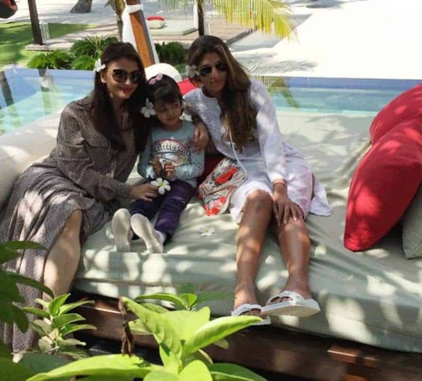 ↓ 5 – Aishwarya Rai With Her Family On Beach