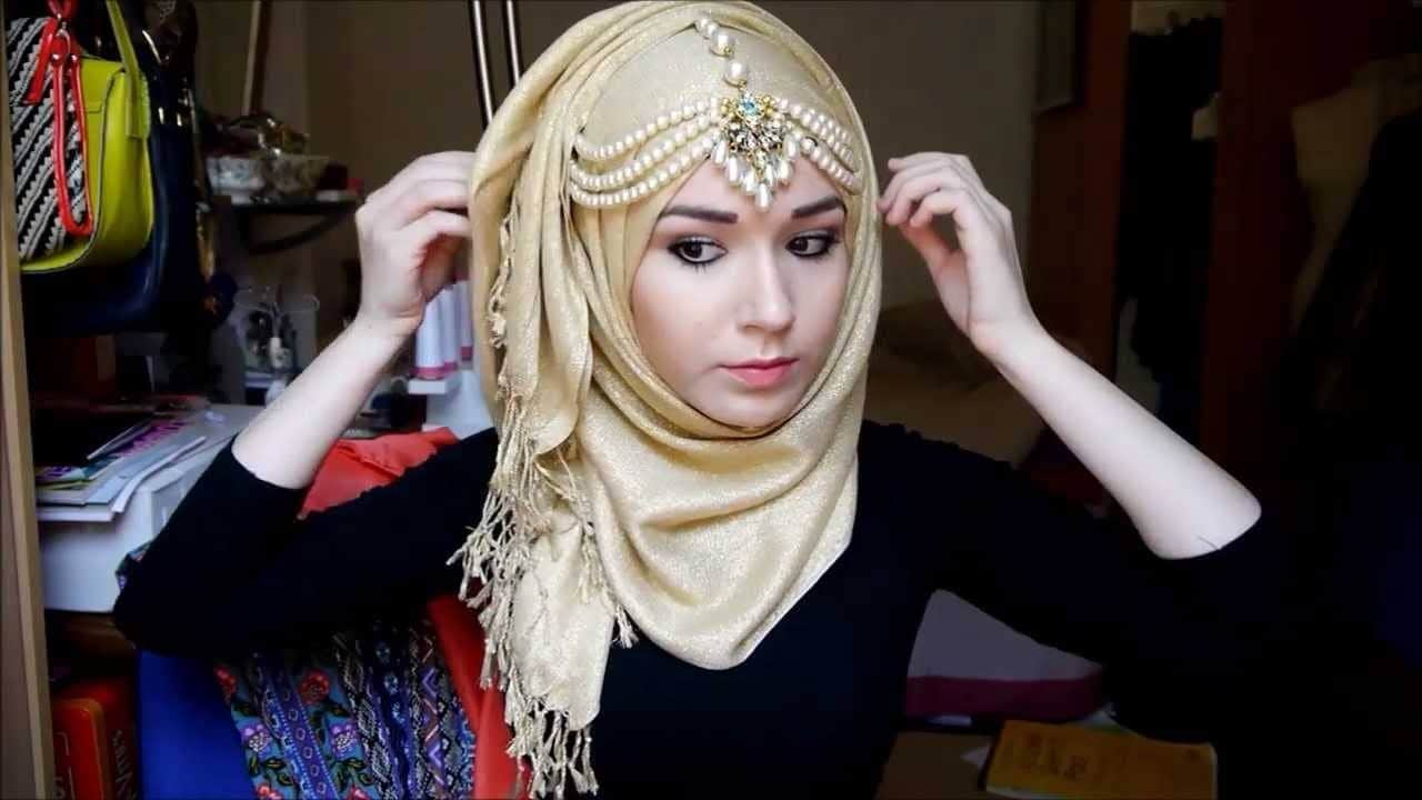 ↓ 9 – Jewelry With Hijab