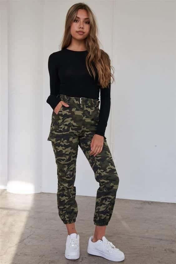 ↓ 14 – Camo Pants Outfit Idea For Teenagers