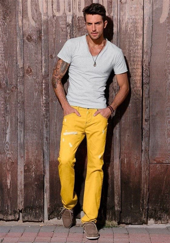 ↓ 5 – What Shirt to Wear with Yellow Pants