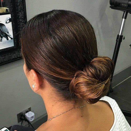 ↓ 21 – What are Some Easy Updo Hairstyles for Greasy Hair