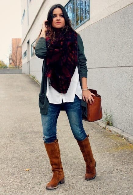 ↓ 6 – Boyfriend Jeans With Long Boots