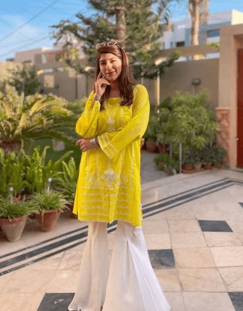 ↓11 – Neon Kurtas with White Pants