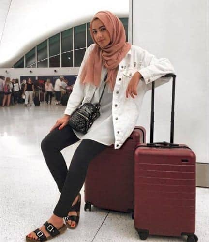 ↓ 05 – Airport Jacket Hijab Outfits