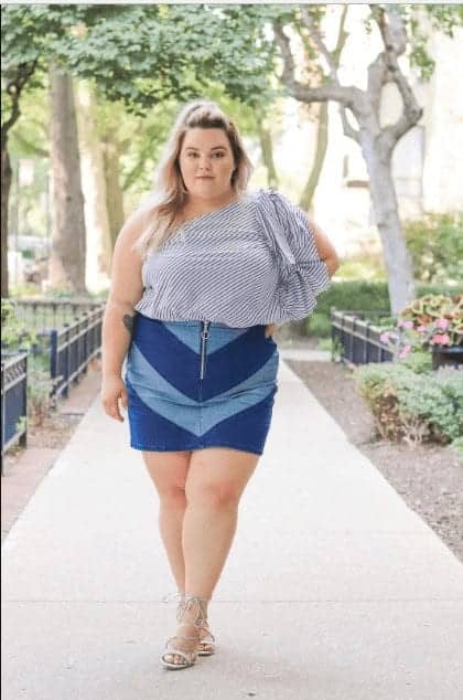 ↓ 5. Plus Size Outfit with Denim Skirt