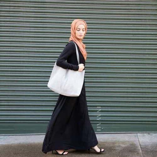 ↓ 20 – Multi-Layered Style With Black Abaya