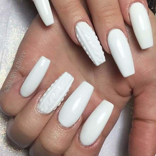 ↓ 46 – Nail Art with White Sweater