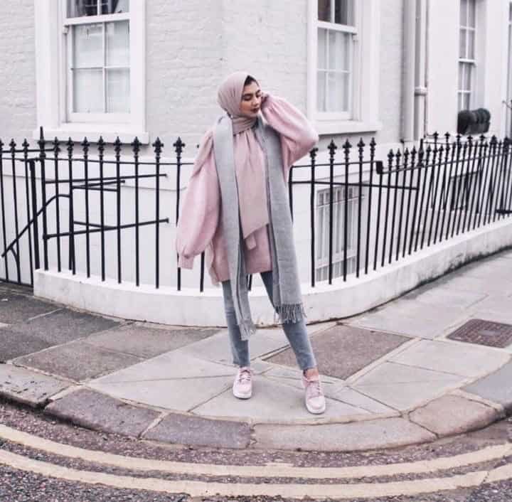 ↓ 18 – Winter Hijab College Outfits