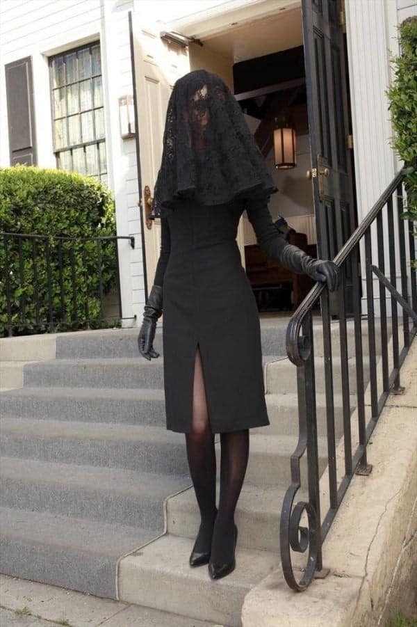 ↓ 4 – What Not To Wear To A Funeral