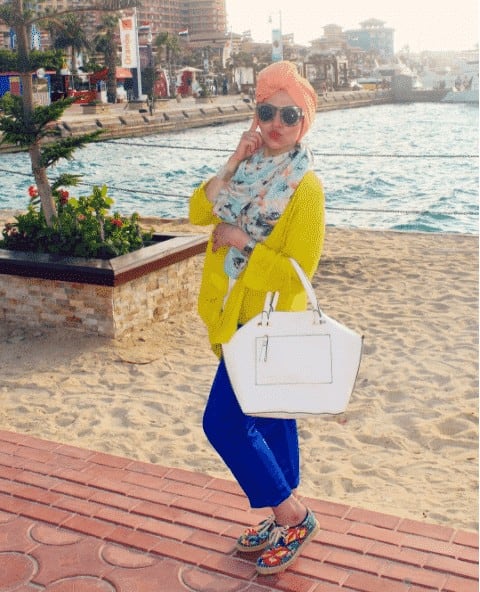 ↓ 18 – Hijab with Hat beach Outfit