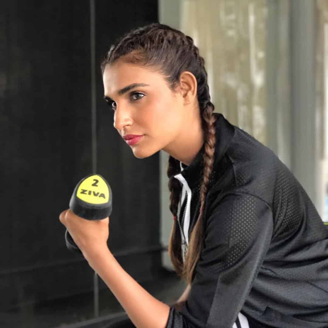 ↓ 24 – Hairstyles With Sporty Outfits