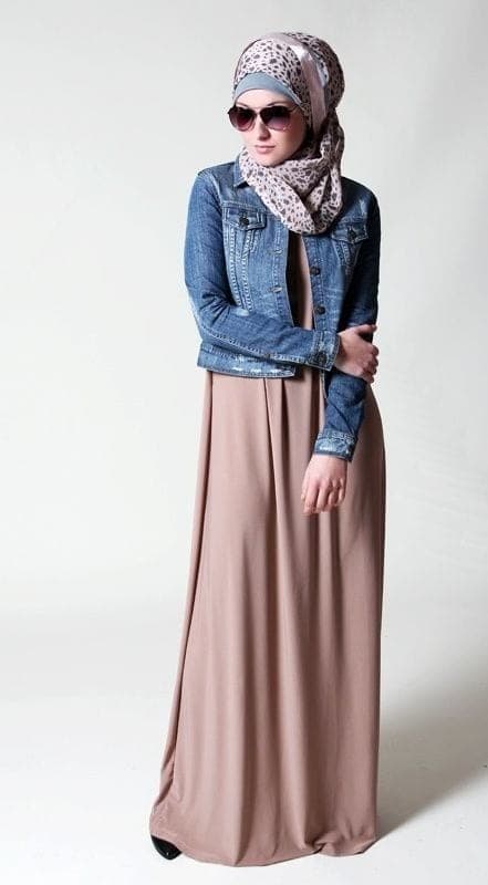 ↓ 2 – Hijab With Abaya