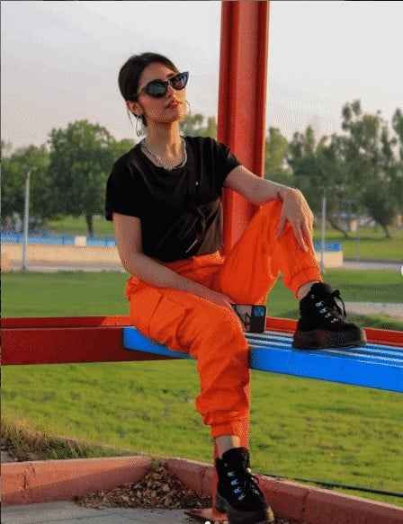 35 – The classic black and orange T-shirt Outfit