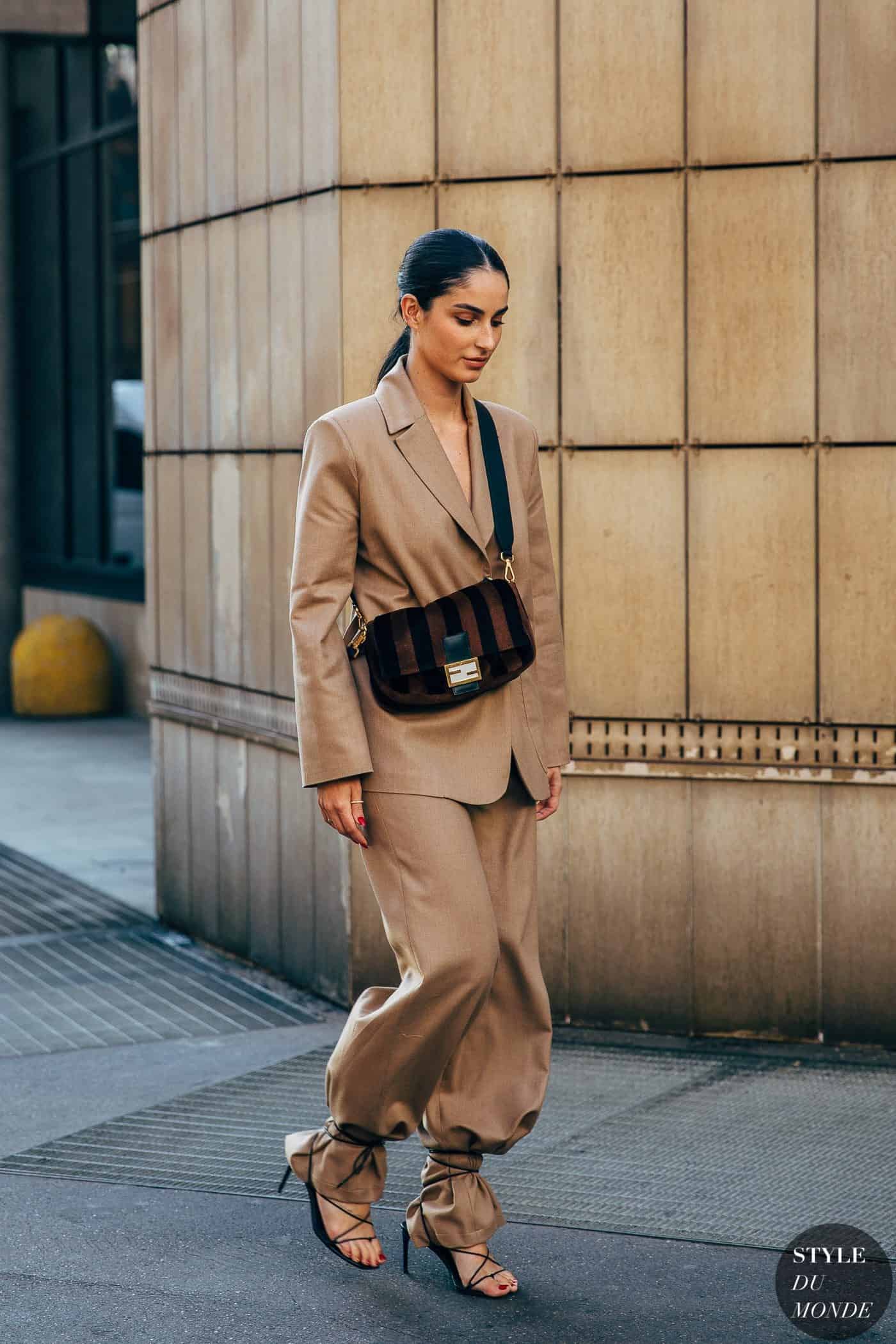 ↓ 4 – How to Style Black Heels with a Nude Outfit?