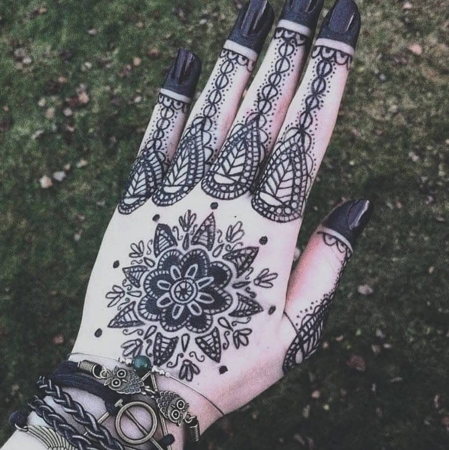 ↓ 46- Black Henna Designs for Eid