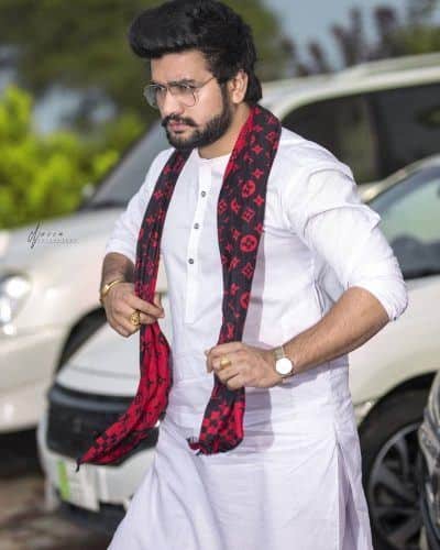 ↓ 23 – White Kurta With Colorful Scarf