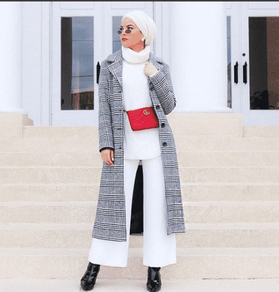 ↓ 11. Winter Hijabi Traveling Attire