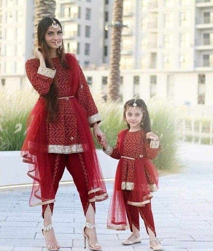 ↓ 21 – Fancy Outfits For Mommy And Daughter