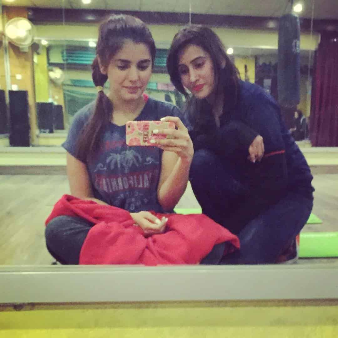 ↓ 12 – Momina Mustehsan With Her Trainer While Working Out