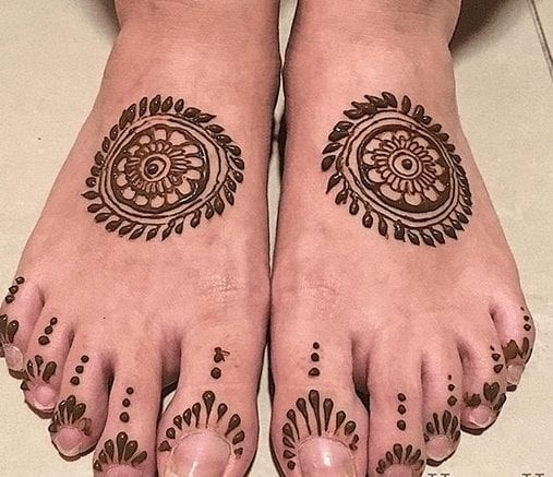 ↓ 16 – Elegant Feet Mandala